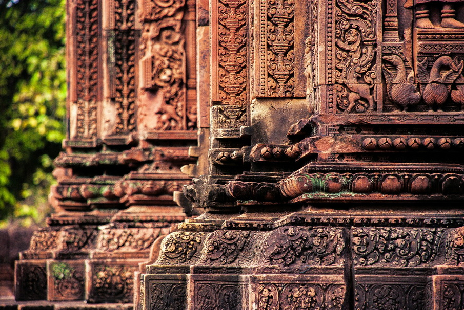 Filigrane Steinmetzarbeiten an den Säulen im Tempelkomplex Angkor Wat Best of Kambodscha
