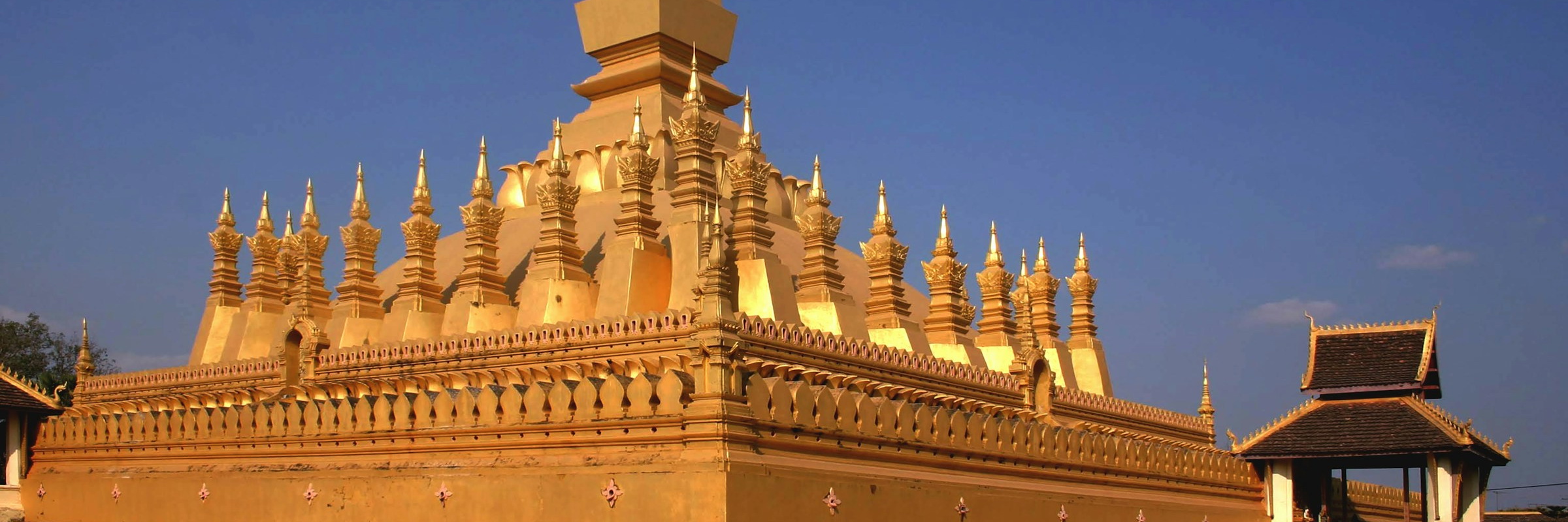 Die goldene That Luang Stupa ist das Wahrzeichen der Laotischen Hauptstadt Vientiane