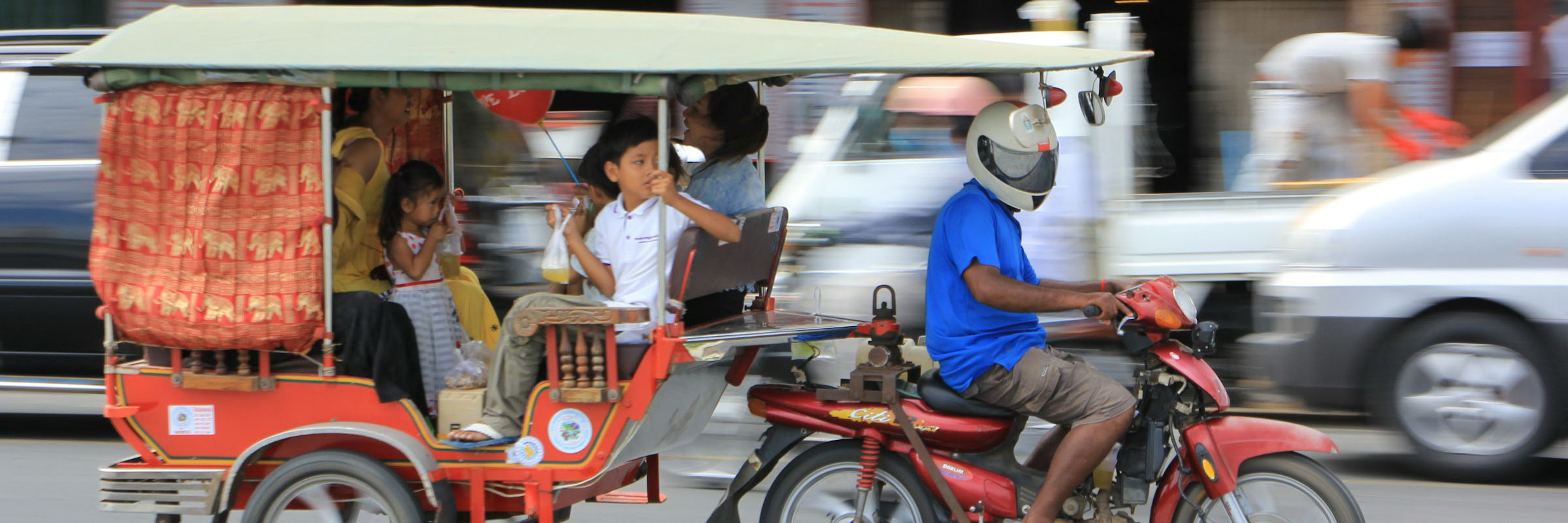 Mit dem Tuk Tuk durch die Straßen von Phnom Penh - die beliebteste Fortbewegungsform in Kambodscha