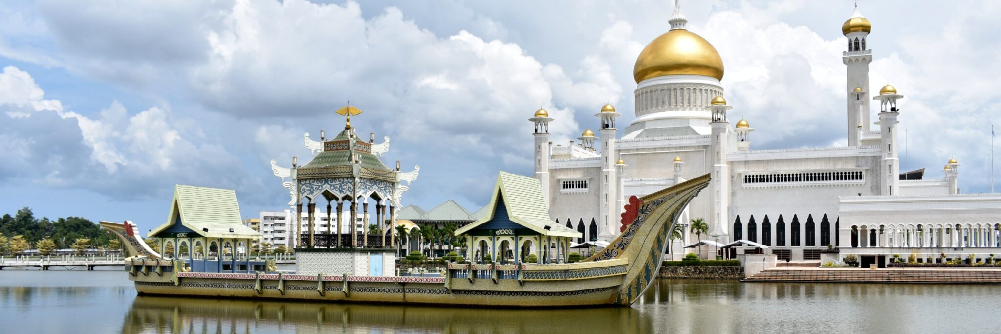 Die königliche Moschee Sultan Omar Ali Saifuddin in Bandar Seri Begawan gilt als Wahrzeichen der Stadt und des ganzen Landes.