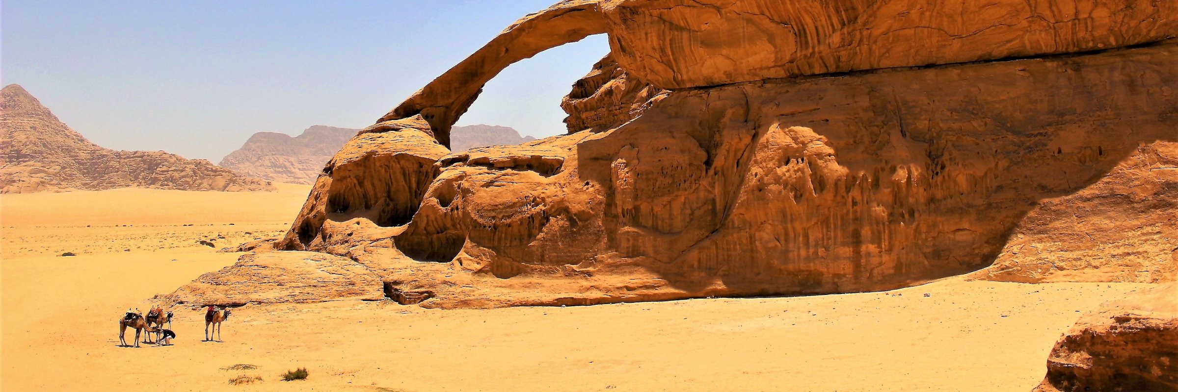 Das Wadi Rum ist eine Fels- und Sandwüste in Jordanien, die Felswände bestehen aus Sandstein und Granit.