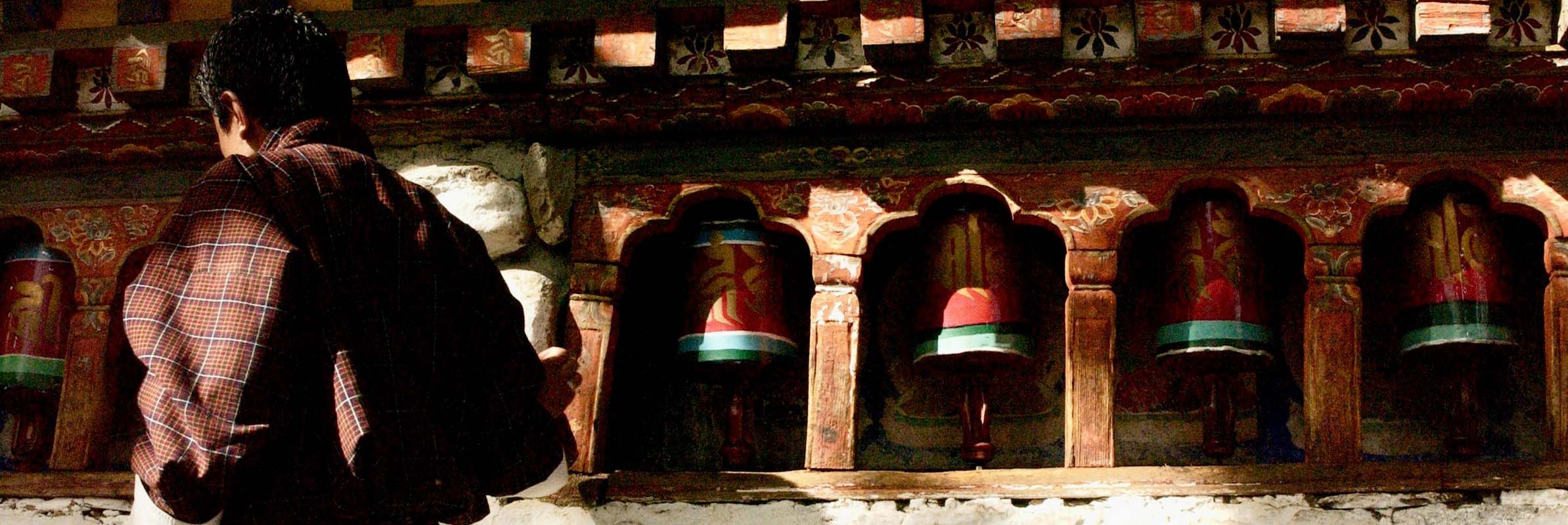 Ein uraltes Ritual: Das Drehen der Gebetsmühlen am Paro Dzong