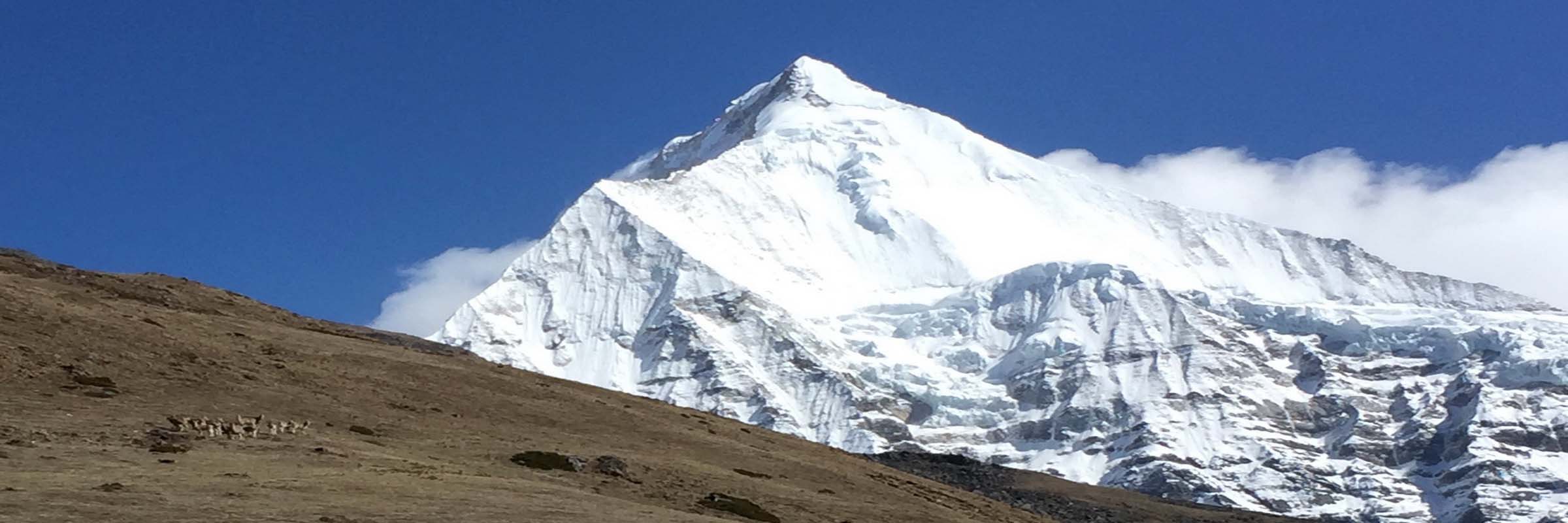Den Jichu Drake (6.989 m) , sieht man vom Jhomolhari Basecamp. Imposant und Schneebedeckt