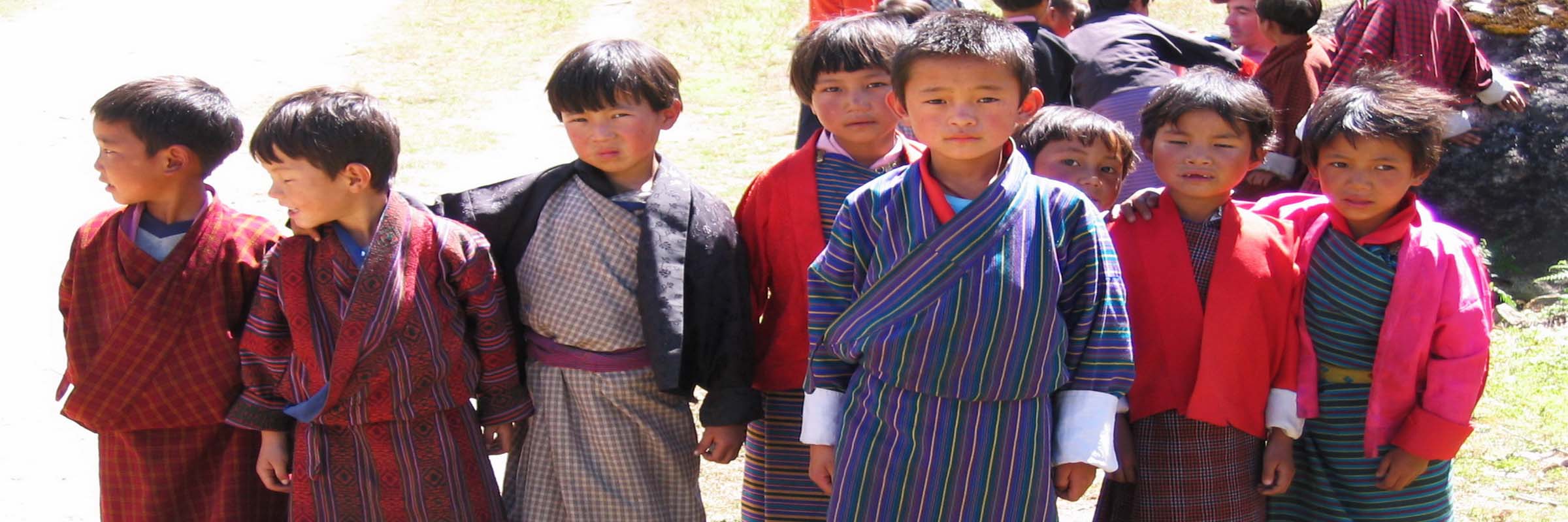Besuch in einer Schule in Bhutan. Die Kinder tragen ihre traditionelle Gho oder Kira