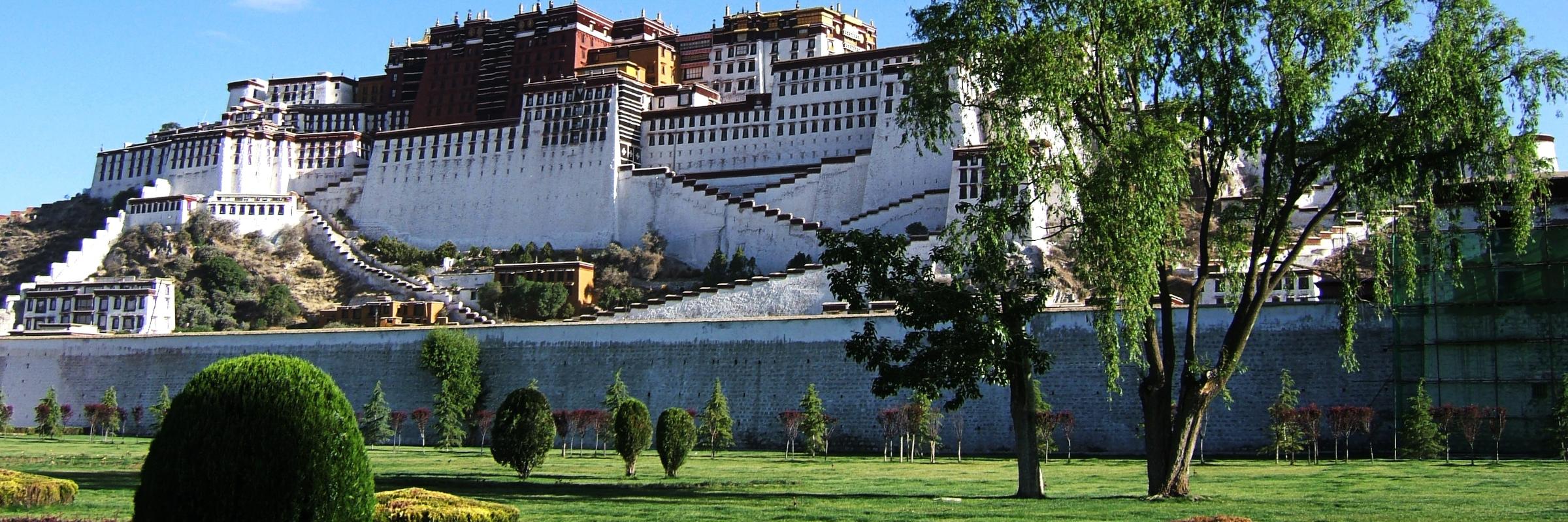 Nahe des Potala Palastes im tibetischen Lhasa befindet sich die Parkanlage Norbulinka, die Mitte des 18. Jahrhundert angelegt und seitdem immer erweitert wurde.