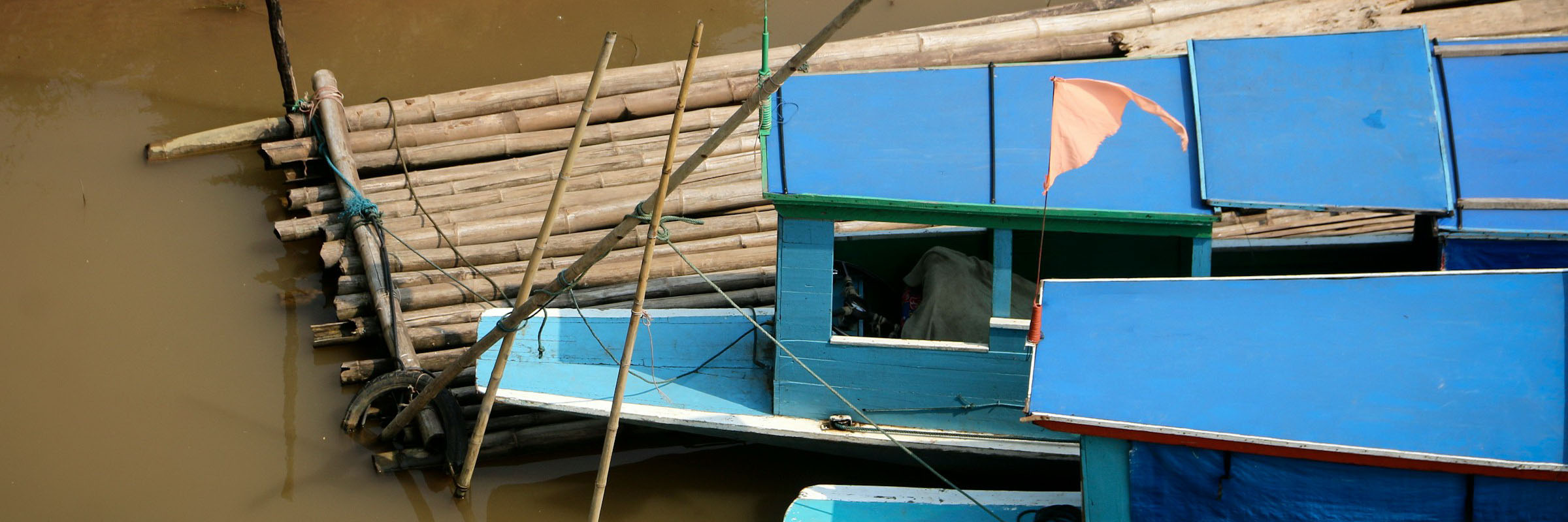 Typische Boote auf dem Mekong in Laos