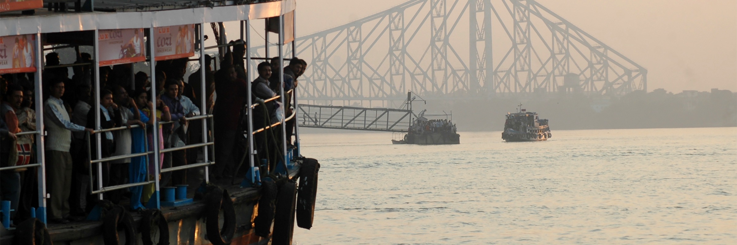 Die den Fluss Hugli überspannende, spektakuläre Howrah Bridge ist neben dem Viktoria Memorial das vielleicht bekannteste Wahrzeichen von Kalkutta.
