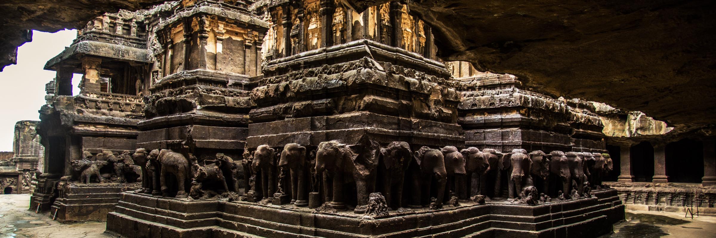 Der Kailasa-Tempel von Ellora im indischen Bundesstaat Maharashtra ist der größte vollständig aus einem Felsvorsprung herausgehauene Tempel des Landes.