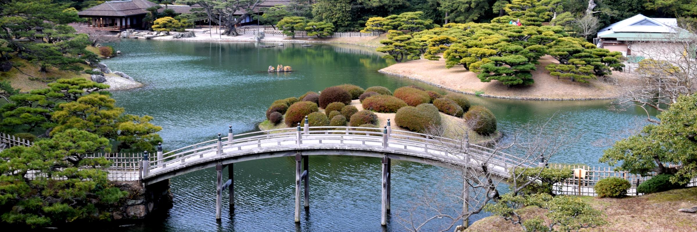 Der Ritsurin-Park am Rande der Stadt Takamatsu ist der größte Wandelgarten Japans und umfasst eine Fläche von fast 750.000 m².
