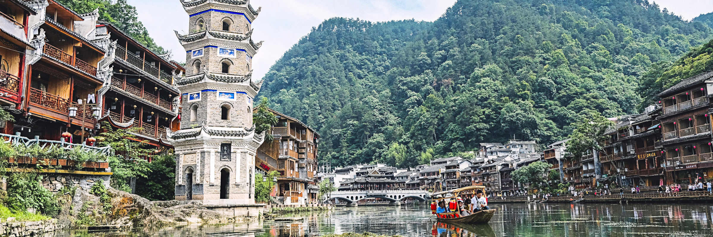 In einer Region von außergewöhnlicher natürlicher Schönheit gelegen, umgeben von einer bergigen Landschaft und durchzogen vom Tuojiang-Fluss.