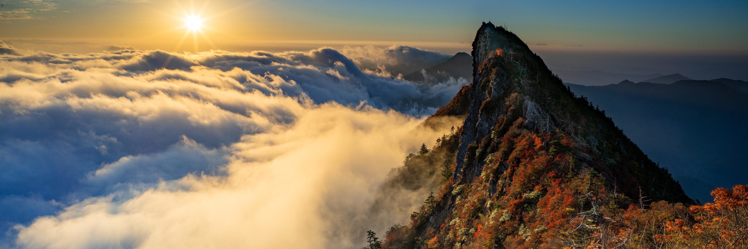 Der 1.982 m hohe Berg Ishizuchi-san im Shikoku-Gebirge ist die höchste Erhebung Westjapans.