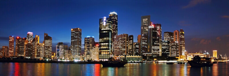 Die beleuchtete Skyline von Singapur ist ein atemberaubender Anblick, an den man sich als Reisender noch lange erinnert.