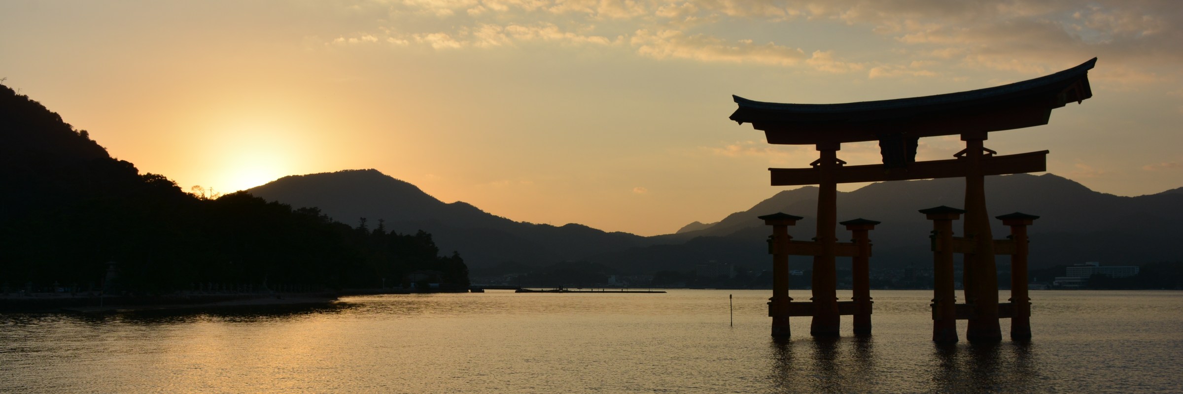 Das rote Torii auf der japanischen Schrein Insel Miyajima bildet den symbolischen Zugang zum Itsukushima Schrein der Teil des UNESCO-Weltkulturerbes ist.