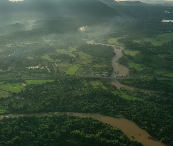 Sanft meandriert der Mekong in Laos, ein einmaliges Naturschauspiel.