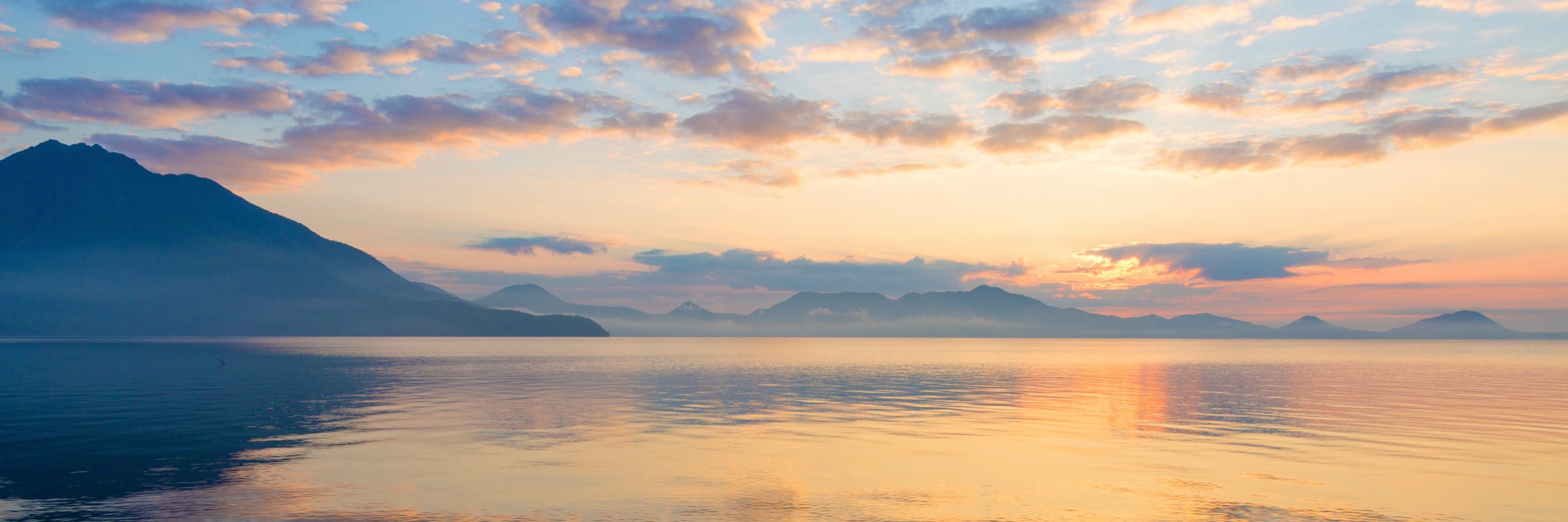 Sonnenuntergang am Shikotsu See auf der japanischen Insel Hokkaido Der Shikotsu-See ist ein Kratersee auf der japanischen Insel Hokkaido und südlich von Sapporo im Shikotsu-Tōya-Nationalpark gelegen.