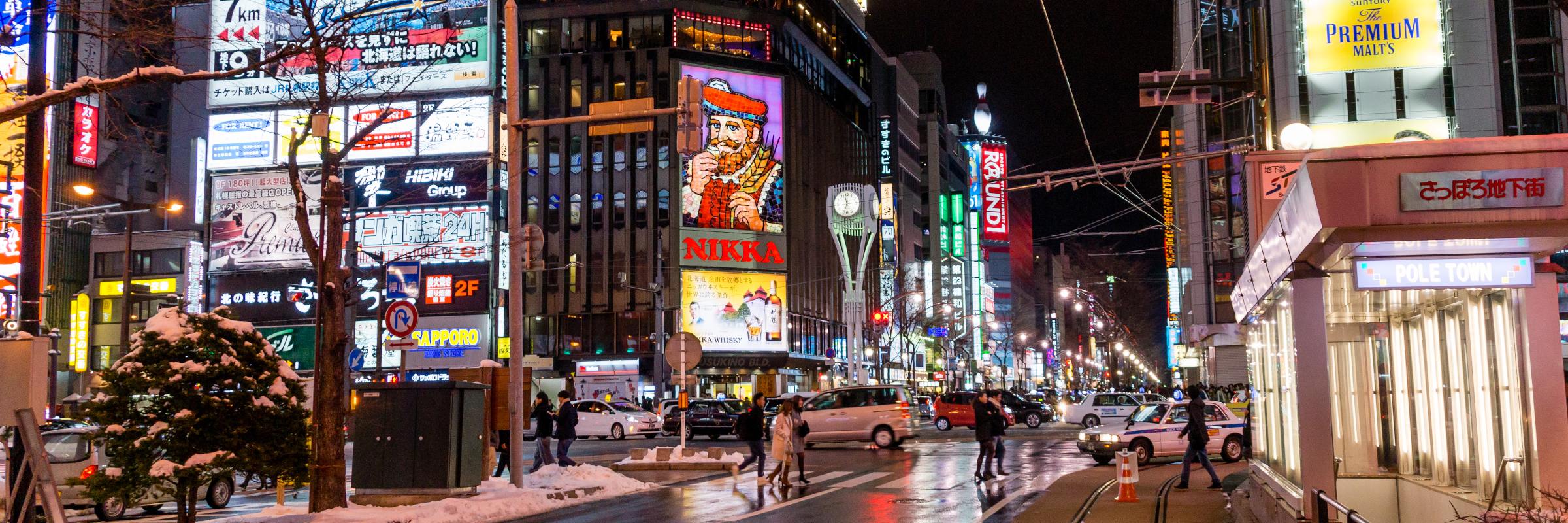 Buntes Nachtleben in Sapporo auf der japanischen Insel Hokkaido Sapporo ist mit einer Einwohnerzahl von rund 1,9 Millionen die größte Stadt auf der japanischen Insel Hokkaido.