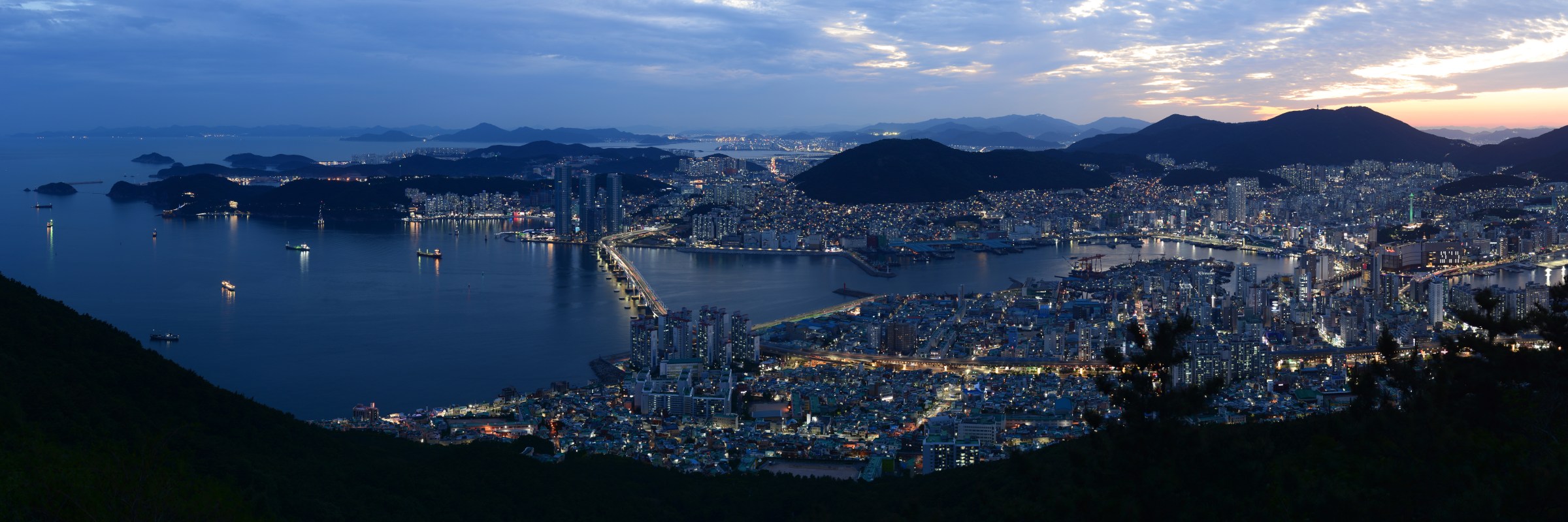 Die Hafenstadt Busan ist nach der Hauptstadt Seoul die zweitgrößte Stadt Südkoreas und bekannt für ihre Berge, Strände und Tempel.