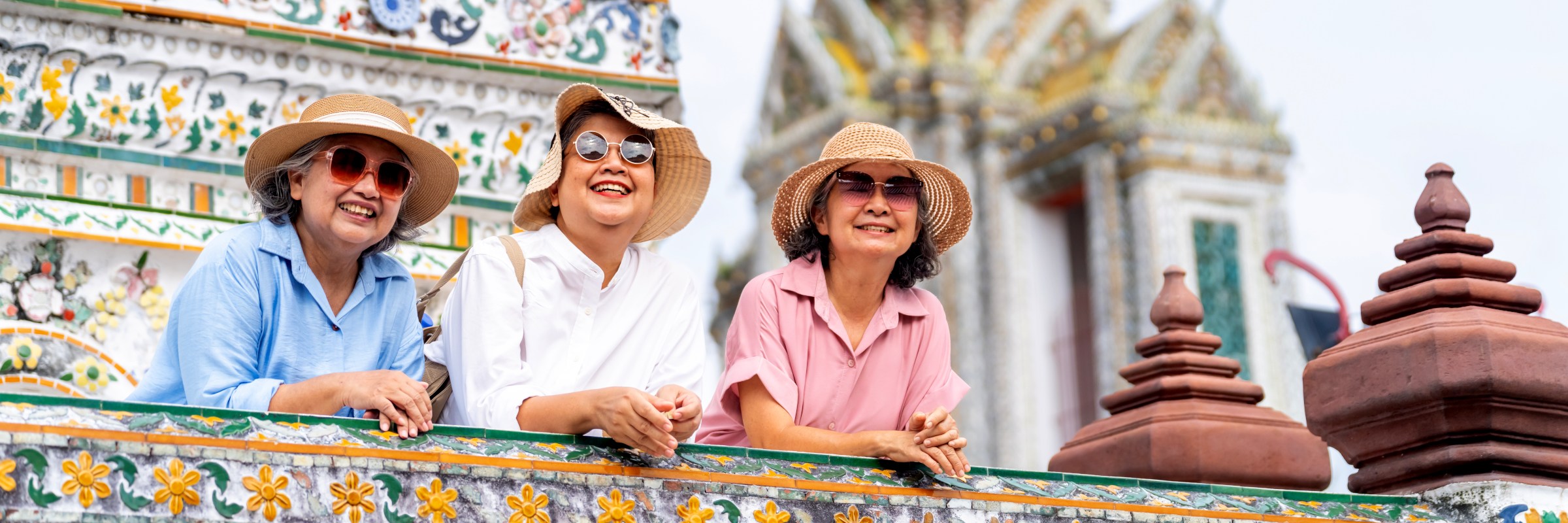 Der buddhistische Tempel Wat Arun ist am westlichen Ufer des Flusses Chao Phraya gelegen und eines der Wahrzeichen Bangkoks