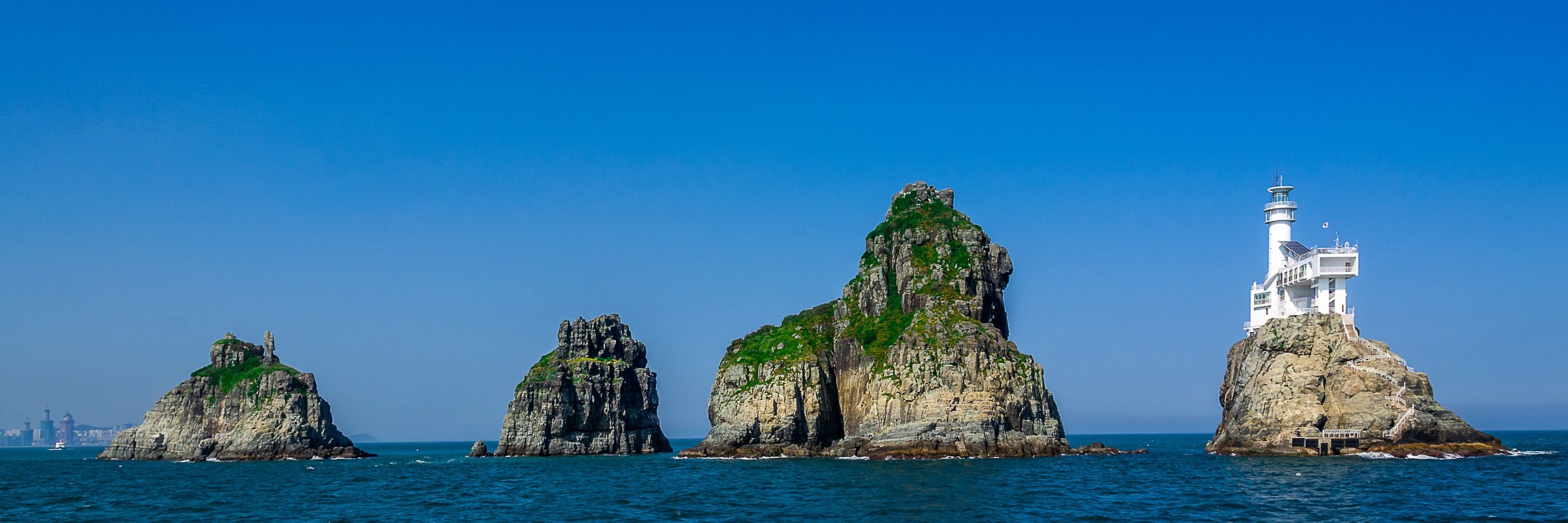 Die Oryukdo-Inseln sind eine kleine Gruppe von Felseninseln, die sich nahe der Hafenstadt Busan in Südkorea befinden.