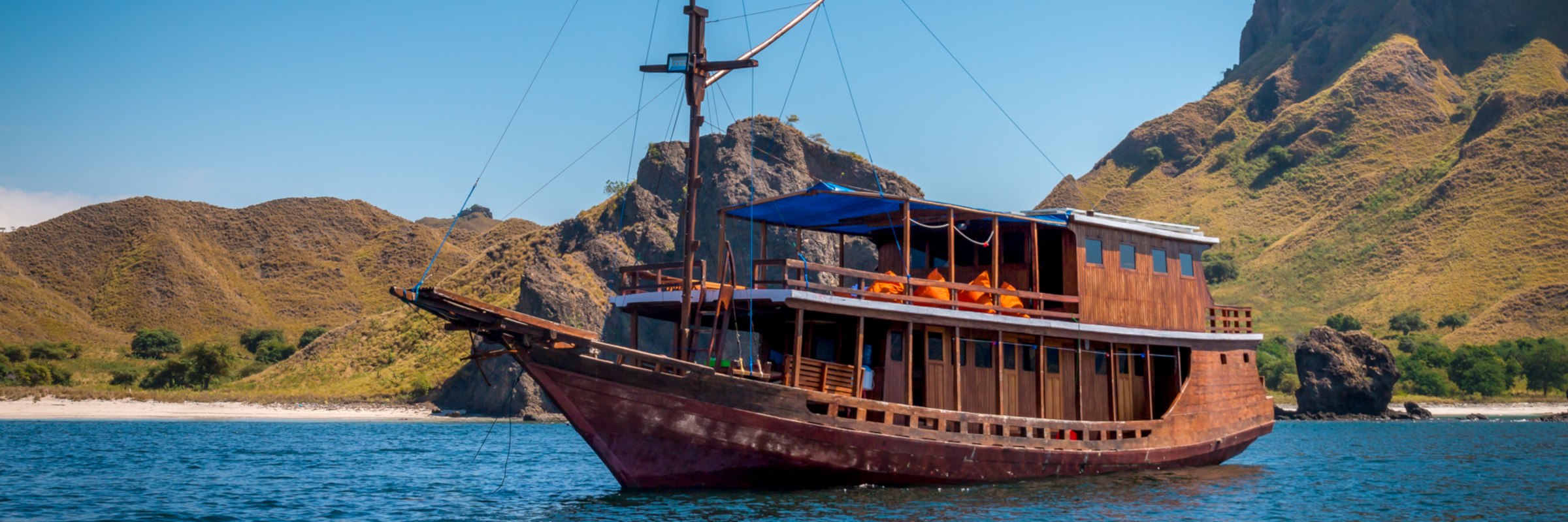 Die MV Alcira ist ein traditionelles Phinisi-Boot aus Eisenholz und indonesischem Teakholz, das 2017 in Süd-Sulawesi gebaut wurde.