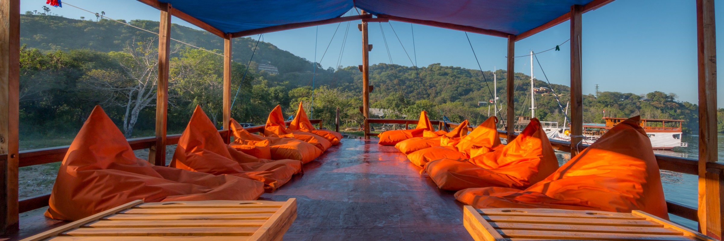 MV Alcira verfügt über 30 m2 großes Oberdeck mit zwei Sonnenliegen und 10 Sitzsäcken für entspannende Pausen zwischen den Aktivitäten.