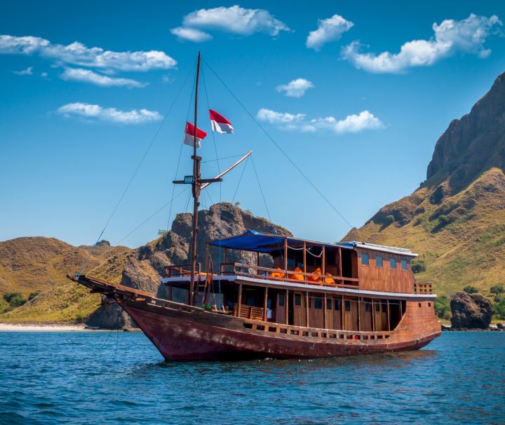 Die MV Alcira ist ein traditionelles Phinisi-Boot aus Eisenholz und indonesischem Teakholz, das 2017 in Süd-Sulawesi gebaut wurde.