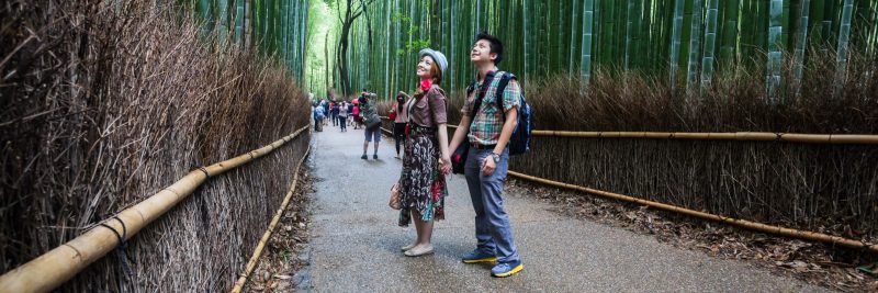 Der Stadtteil Arashiyama ist im westlichen Teil von Kyoto gelegen und bekannt für seinen dichten Bambuswald.