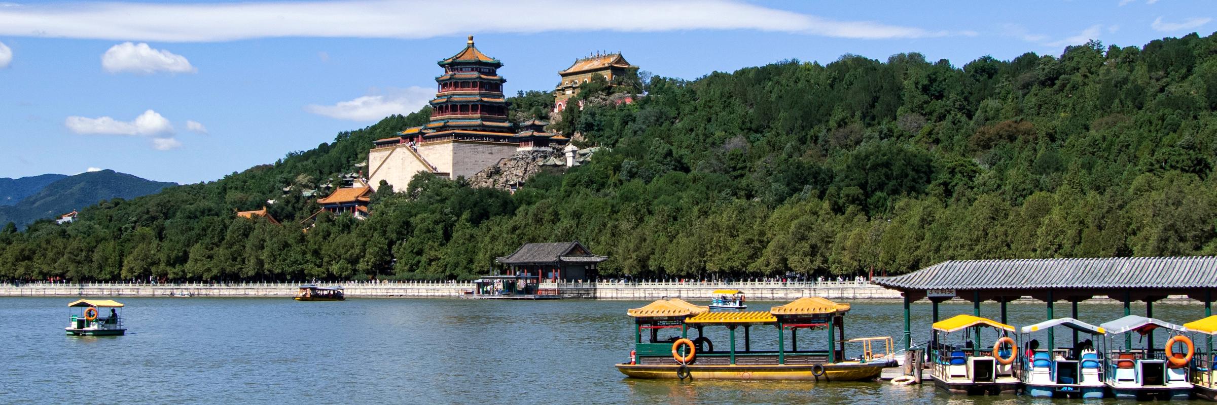 Der Neue Sommerpalast in Peking ist ein Kaiserpalast nur wenige hundert Meter entfernt der Ruinen des Alten Sommerpalastes und seit 1998 UNESCO-Welterbe.