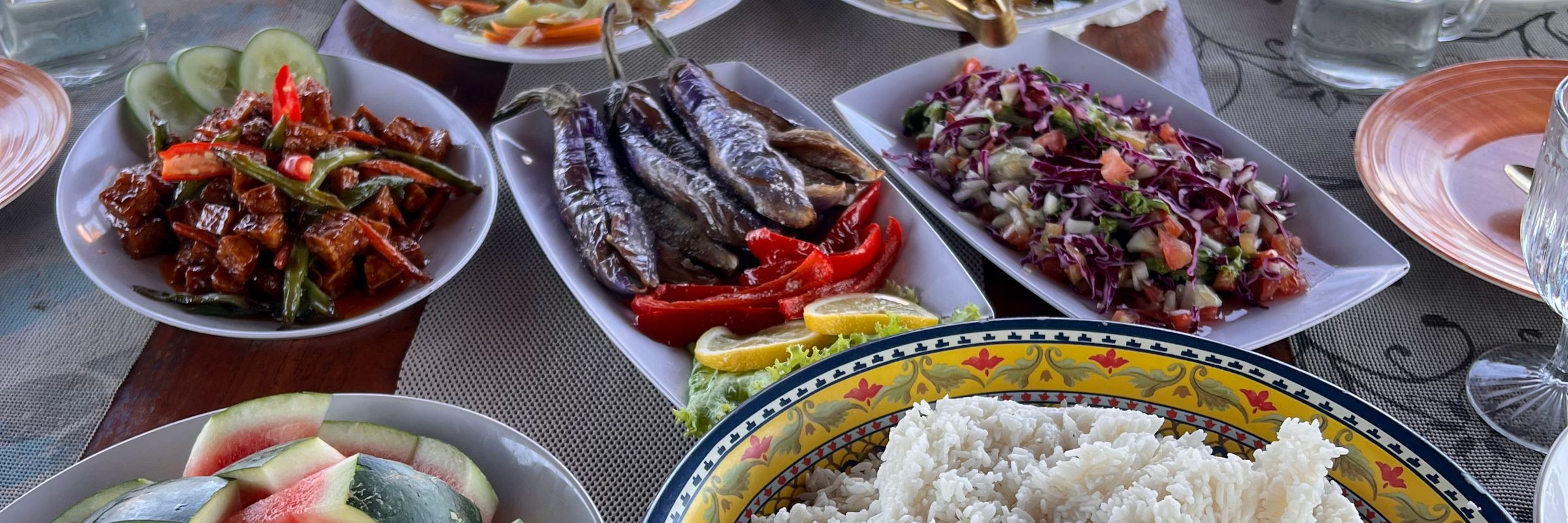 Auf der MV Alcira werden hauptsächlich indonesisch/asiatisch inspirierte Gerichte geboten, gelegentlich auch europäische Speisen sowie ein europäisch/amerikanisches Frühstück.