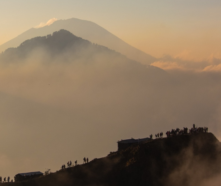 Der Gunung Batur ist der aktivste Vulkan Balis und bietet spektakuläre Ausblicke auf die umliegenden Kraterseen.