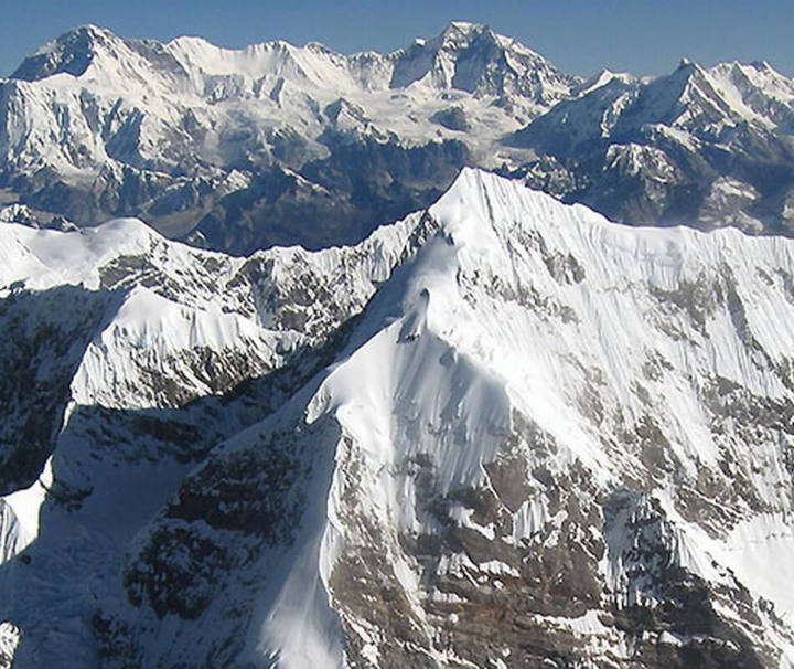 Bei einem Himalaya Rundflug können Gäste die schneebedeckten Gipfel des Himalayas bestaunen.