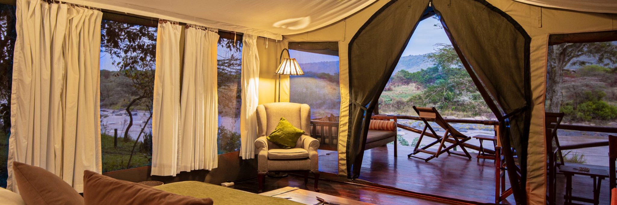 Die luxuriösen Zelte des Karen Blixen Camps sind so angeordnet, dass sie Privatsphäre bieten und gleichzeitig einen direkten Blick auf die Natur ermöglichen.