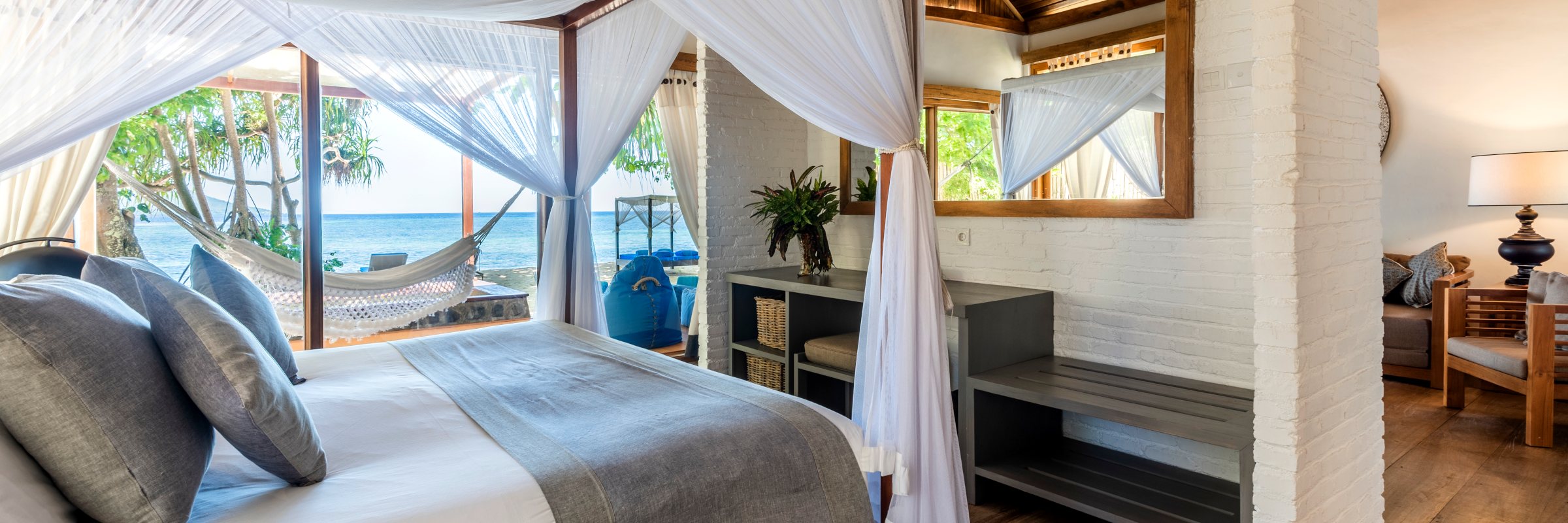 Die direkt am Strand gelegenen Luxury Villen im Siladen Resort & Spa sind 74 m2 groß und verfügen über ein Schlafzimmer mit Kingsize-Himmelbett, ein Wohnzimmer sowie eine Terrasse mit Salzwasser-Whirlpool.