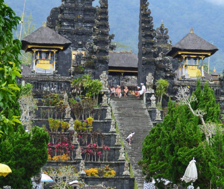 Die Tempelanlage Pura Besakih liegt auf 950 m Höhe auf dem Südwesthang am Vulkan Gunung Agung und besteht aus 30 Tempeln und ca. 200 weiteren kleinen Gebäuden.