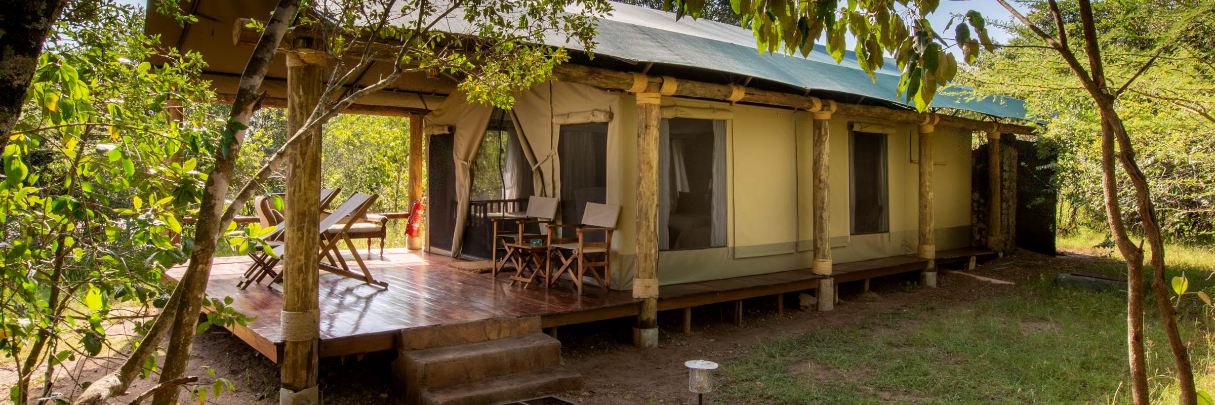 Das Karen Blixen Camp in Kenia bietet 22 geräumige, luxuriöse Zelte, die elegant auf einer Holzplattform mit privater Veranda gebaut sind und im afrikanischen Stil ausgestattet sind.