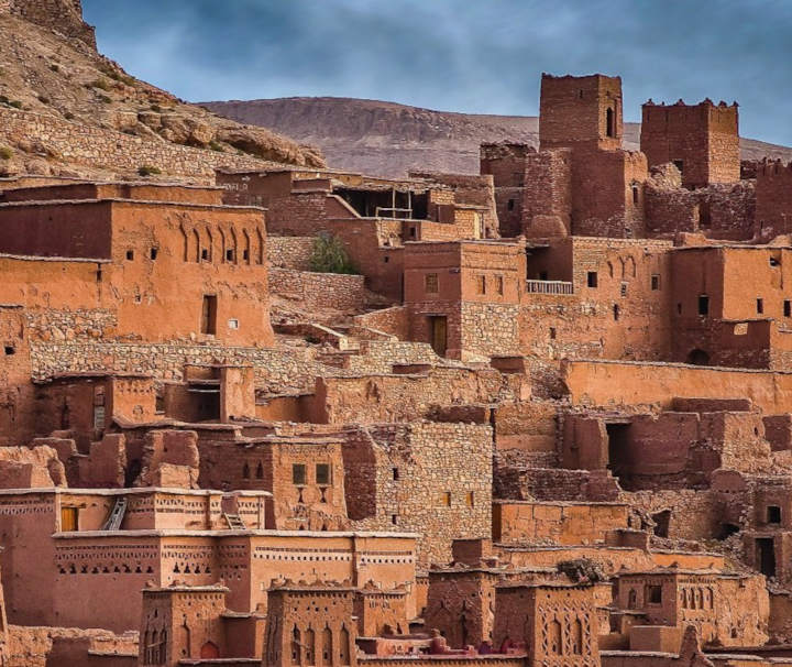 Aït Ben Haddou ist eine UNESCO-Weltkulturerbestätte in Marokko, bekannt für ihre beeindruckenden Lehmarchitekturen und als Filmkulisse.