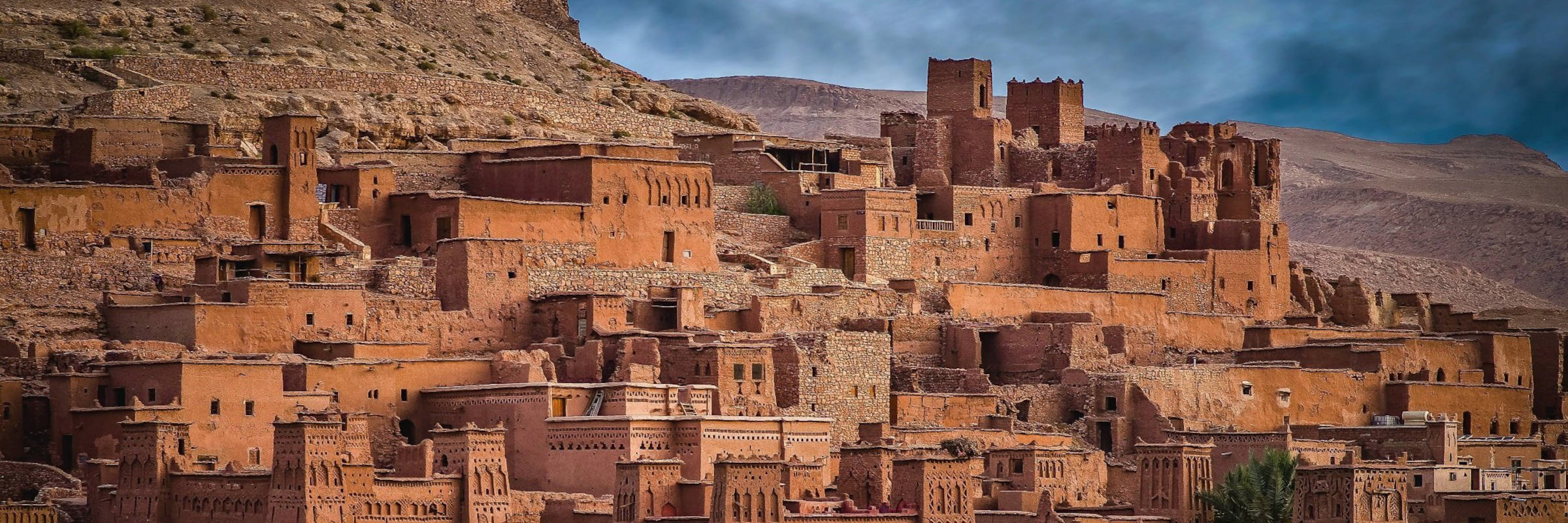 Aït Ben Haddou ist eine UNESCO-Weltkulturerbestätte in Marokko, bekannt für ihre beeindruckenden Lehmarchitekturen und als Filmkulisse.