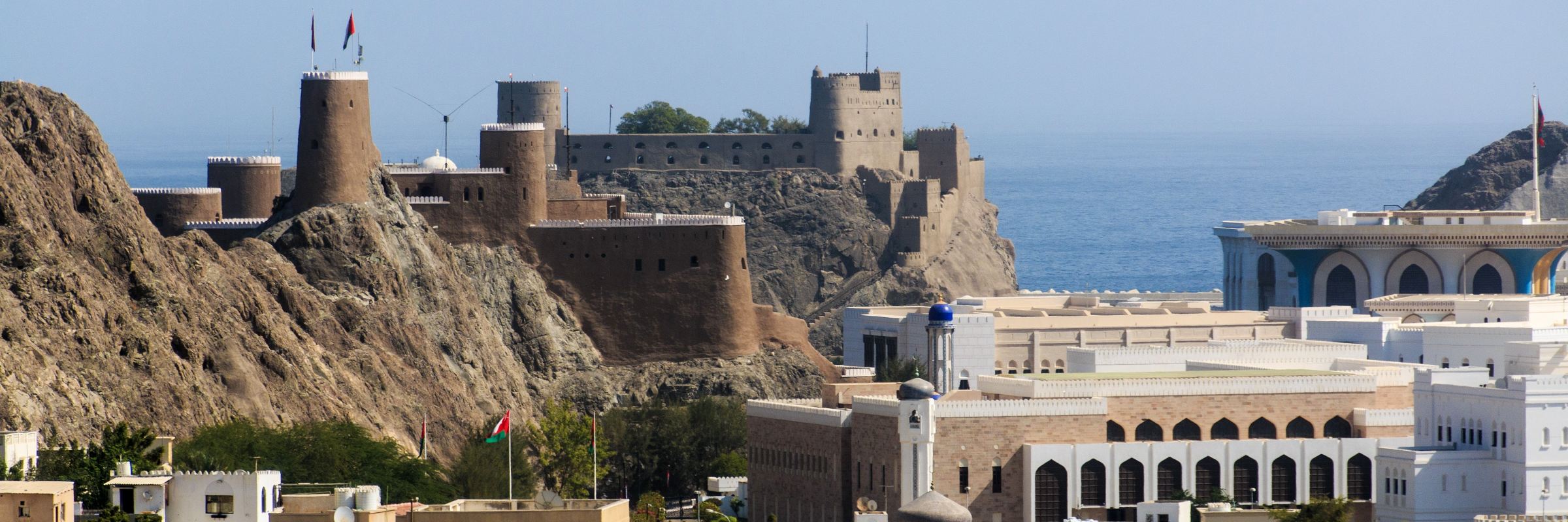 Die Festungen Al Jalali und Al Mirani in Omans Hauptstadt Maskat wurden in 16. Jahrhundert von den Portugiesen errichtet und flankieren den Al-Alam-Sultanspalast.