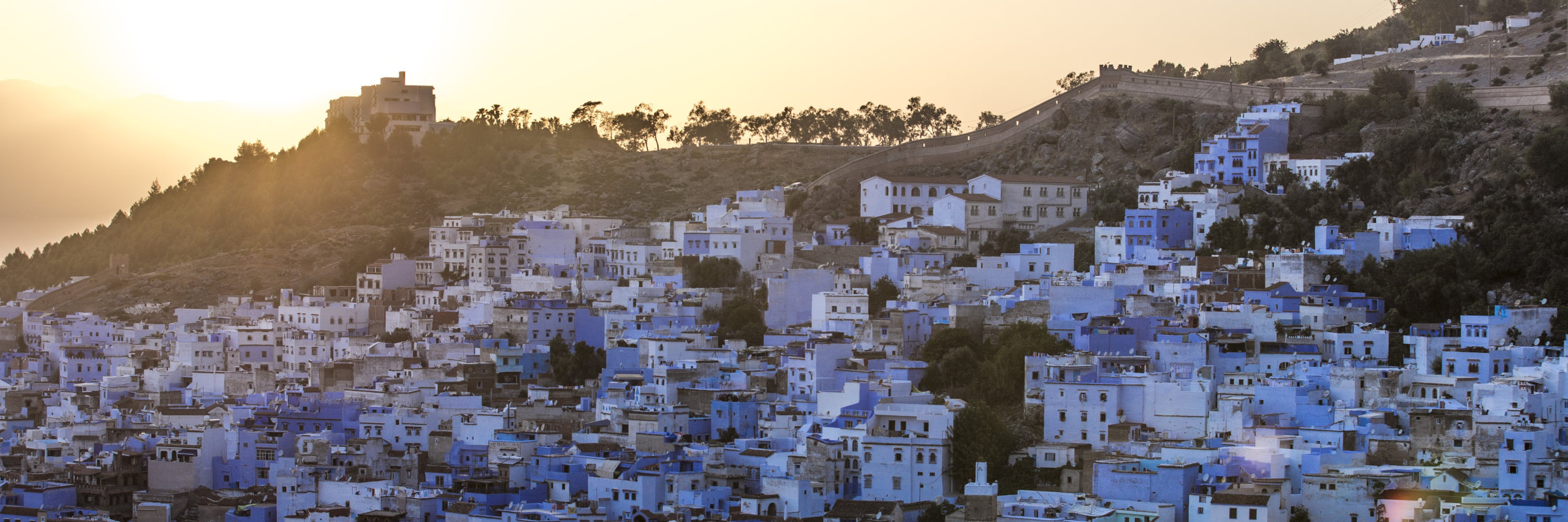 Chefchaouen, bekannt als die blaue Stadt, beeindruckt Besucher mit ihren malerischen, blauen Straßen und Gebäuden, die einen einzigartigen Kontrast zur umgebenden Berglandschaft bieten.