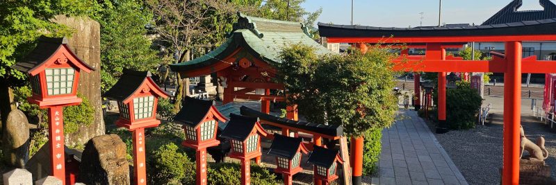 Der Sanko-Inari-Schrein am Fuße der Burg Inuyama in der Präfektur Aichi