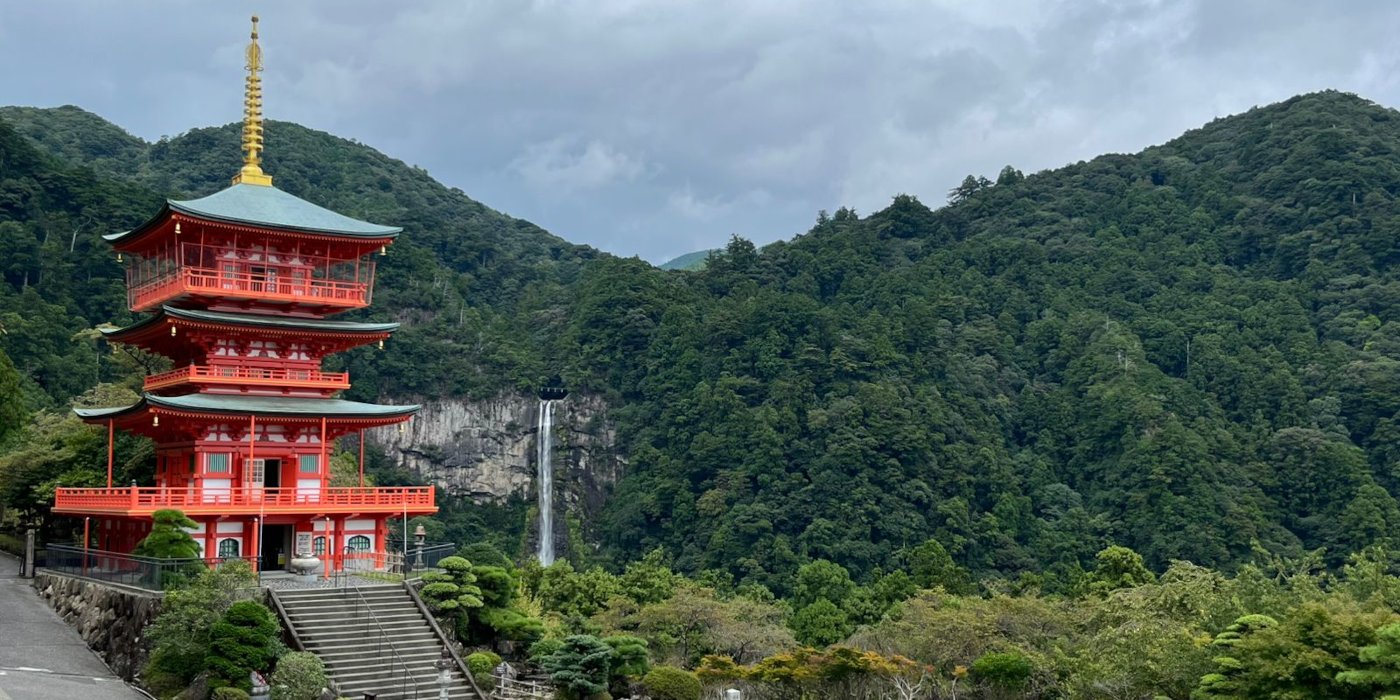 Der Schrein Kumano Nachi-Taisha vor dem Hintergund des Nachi Wasserfalls in der japanischen Präfektur Wakayama