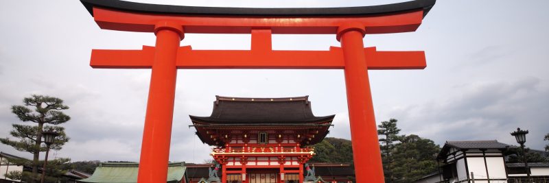 Das Eingangs-Torii des Fushimi Inari-Taisha Schreins in der japanischen Stadt Kyoto