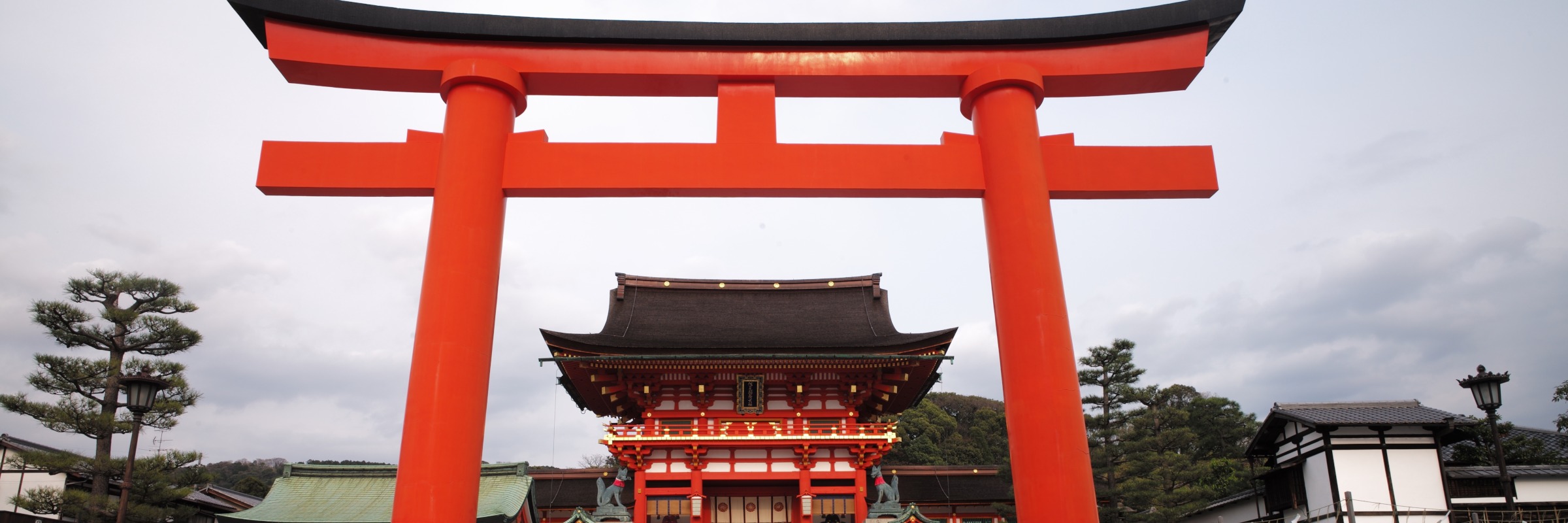 Das Eingangs-Torii des Fushimi Inari-Taisha Schreins in der japanischen Stadt Kyoto