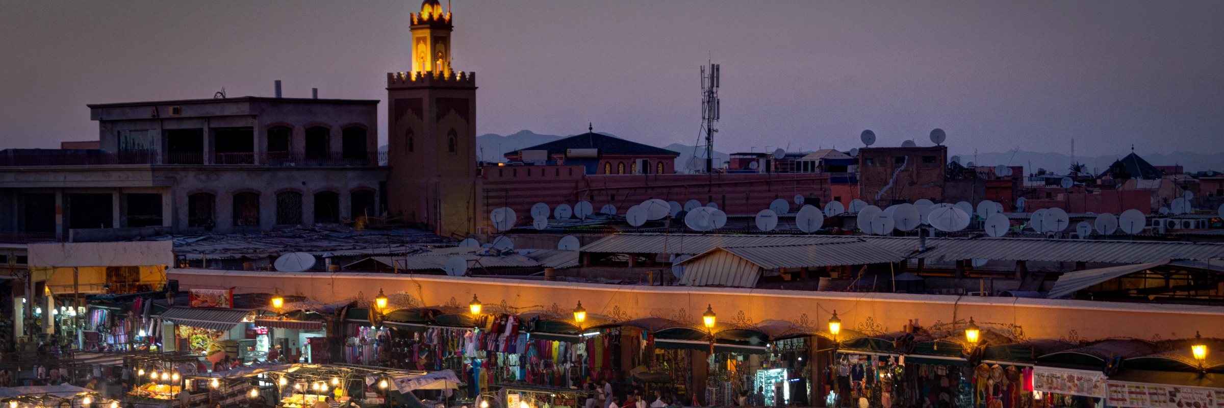 Der Jemaa el-Fnaa Platz im marokkanischen Marrakesch während der Abenddämmerung