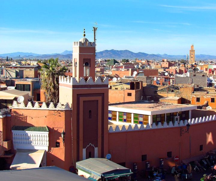 Die Dächer der Medina von Marrakesch und das Minarett der Moulay Abdelkader Ejjilali Moschee in Marokko