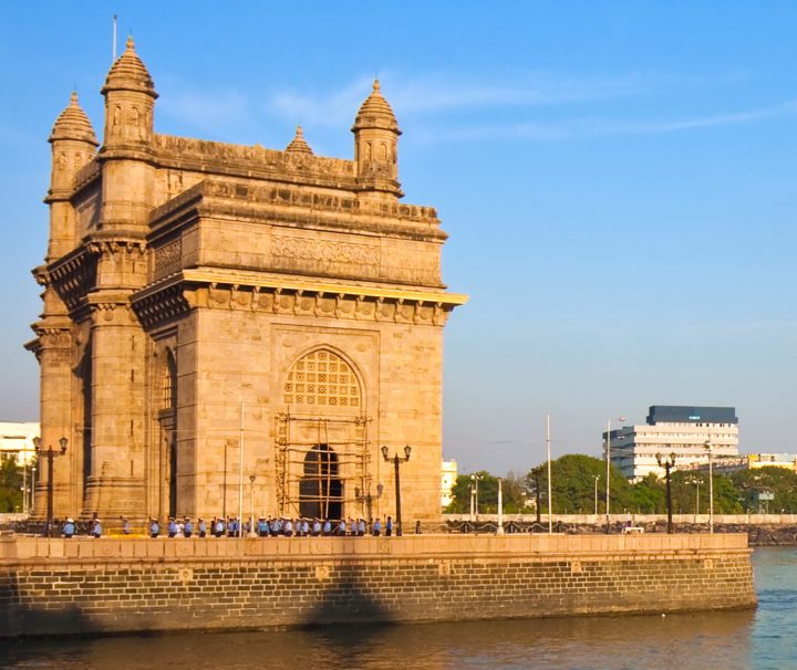 Laut der Geschichte sind am Gateway of India die letzten Britischen Truppen 1948 aus Indien abgezogen, heute fahren hier Boote die Passagiere zur Insel Elephanta.