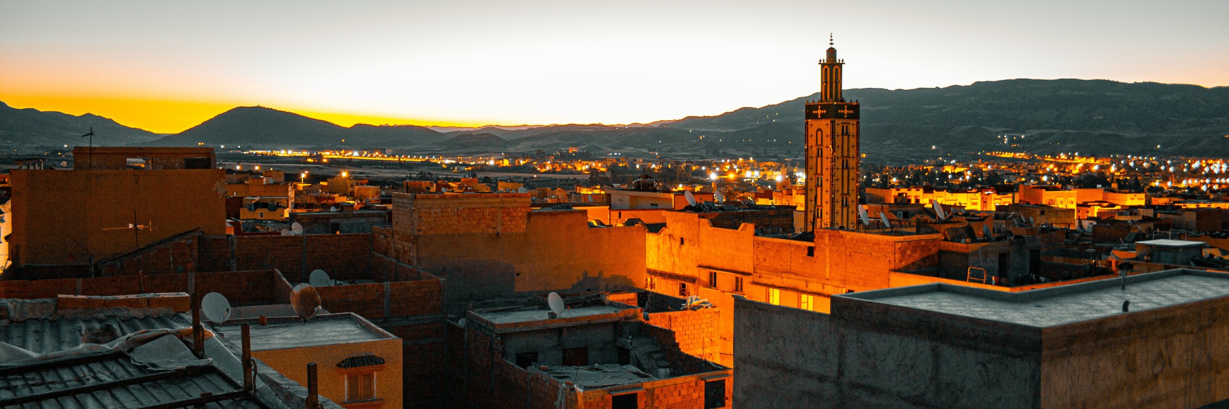 Sonnenuntergang über der marokkanischen Stadt Fès