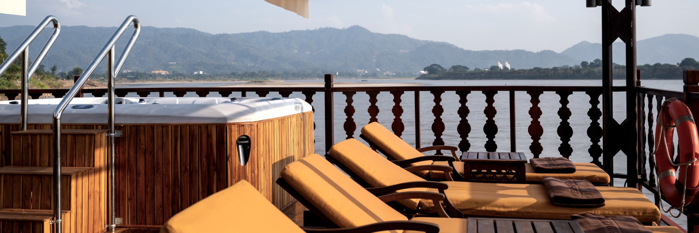 Terrassen-Deck mit Whirlpool und Sonnenliegen an Bord der Anouvong