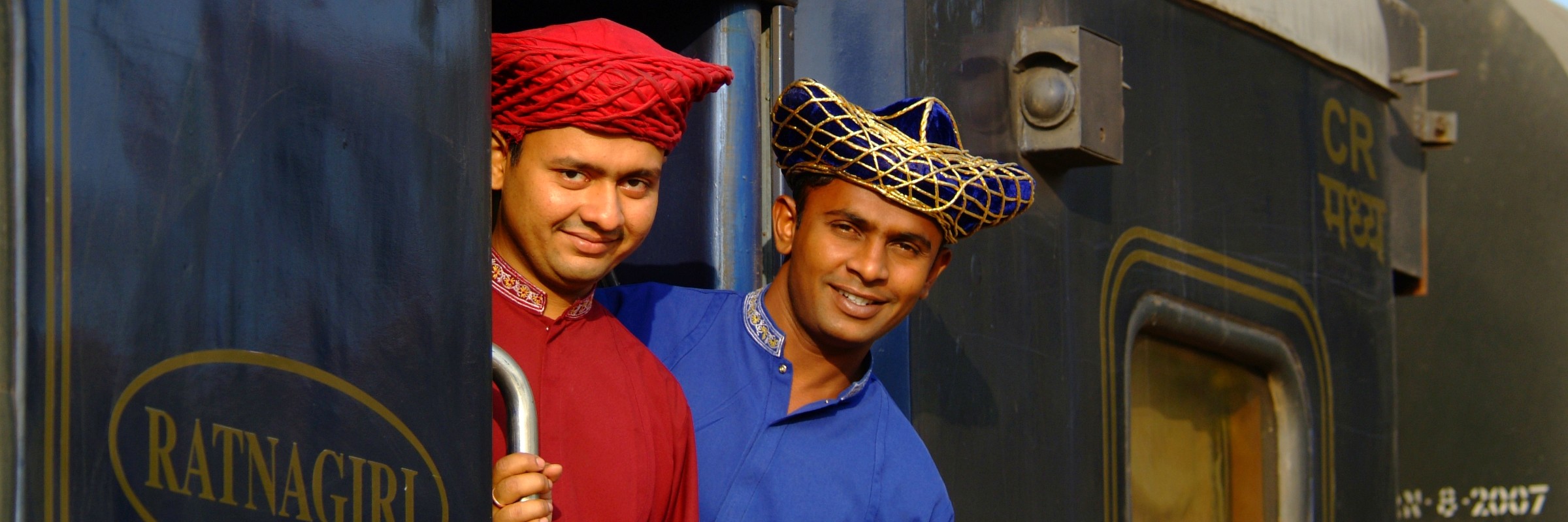 Zugpersonal an Bord des Deccan Odyssey in Indien