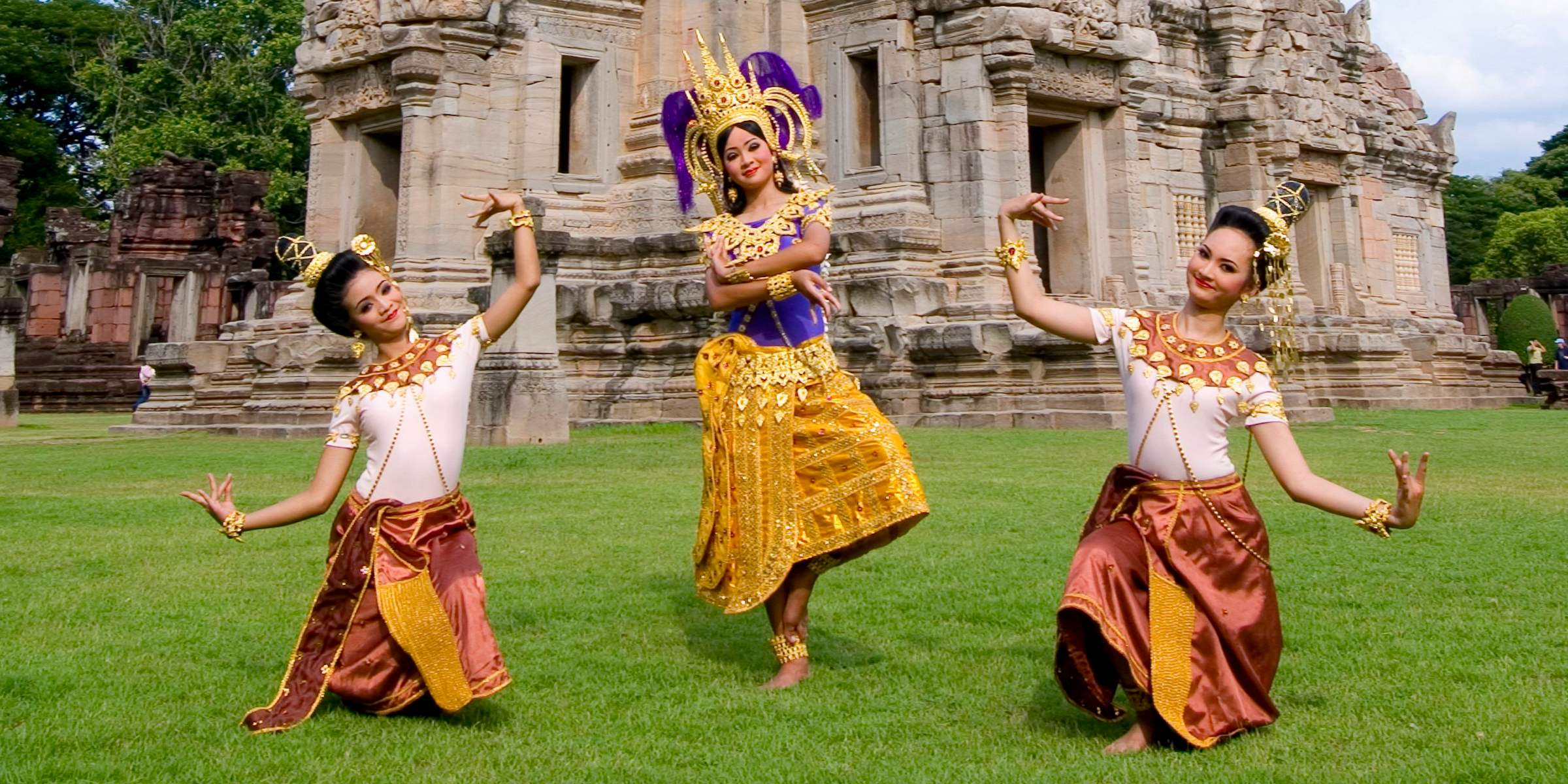 Apsara-Tänzerinnen im Geschichtspark Phimai im Nordosten Thailands (Isaan)